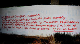 Frases de dominio público para pintar las paredes.
El aerosol está 8 soles y rinde de 7 a 8 pintas.