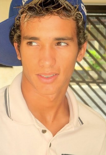 Nam curto Orkut - msn e so pedir - gosto de quem gosta de min e q se dane quem naum gosta - naum vivo pelo os q os outros pensam