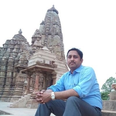 जिसको जितनी जरूरत थी वो उतना ही मेरे साथ चला...
सुबह मैं काफिला लेकर चला था,शाम को अकेला मिला.....