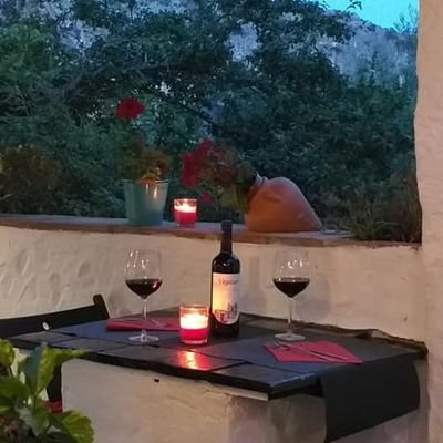 Restaurante de cocina internacional y pizzas en Montejaque en la Serranía de Ronda.  terraza con jardín donde poder relajarse disfrutando de una buena comida.