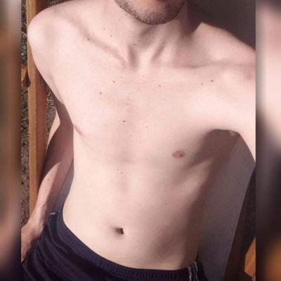 Pibe, buena onda, discreto, activo, tranquilo y algo morboso.