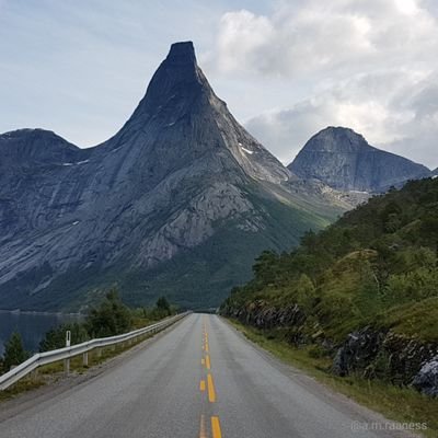 Forsker på stein som kan brukes til fornuftige ting. 
Norwegian mineral resource geologist. Also running @GeoArcticRace