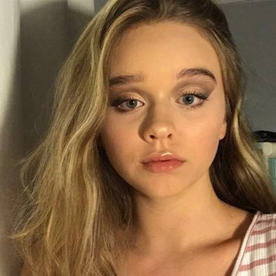 carolinegcobb's profile picture. chem major, writer, music listener, stargazer🧚🏼‍♀️