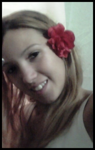Sou αquelα menina que cresceu,αmαdureceu e αprendeu α ver o mundo com outros olнos descobriiu que não vαle α penα sofrer e sim aprender com os próprios erros!