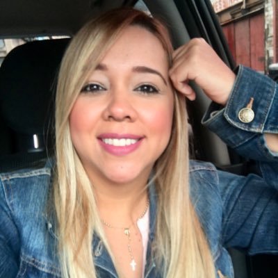 Comunicadora social, Consultora en comunicación organizacional y Locutora. CNP 17.889