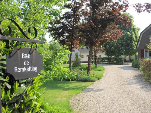 B&B de Remketting is een luxe B&B en vergaderlocatie tussen Arnhem en Nijmegen. 4 kamers met douche en/of bad en toilet met in totaal 13 bedden.