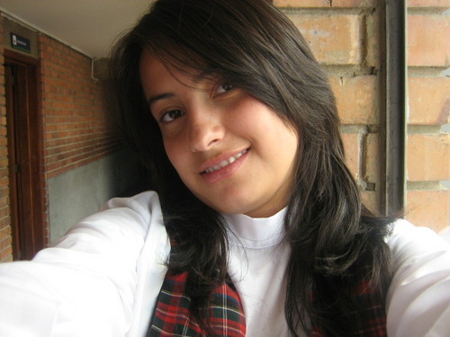 soy una nena muy alegre de 19 años me gustan mucho las fiestas bailar escuchar musica  hacer deporte especialmente el patinaje me fastidian las persanas falsas
