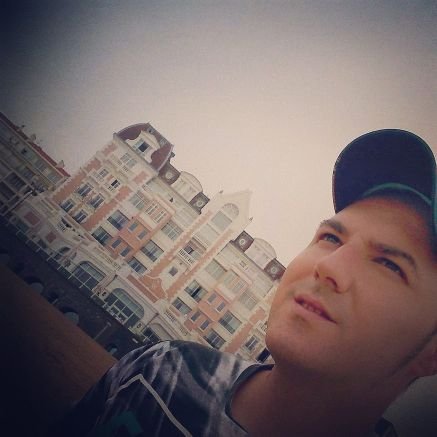 Soy Javi,aficionado al fútbol y eternamente del Real Zaragoza. Me gusta descubrir lugares,mar montaña...comer bien y escuchar musica.