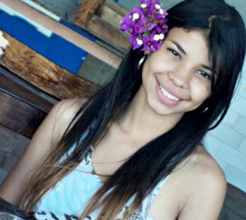 Não derrube lágrimas por quem não soube admirar seus sorrisos .