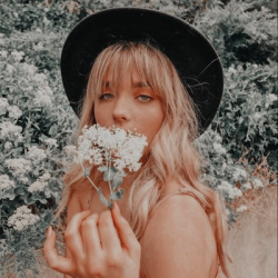 Lauraintheclou1's profile picture. Lectora compulsiva, amante del misterio y la naturaleza. Milenaria en busca de la verdad. Arte antiguo, contemporáneo y barroco 
Música siempre ☯️NO DM bloqueo