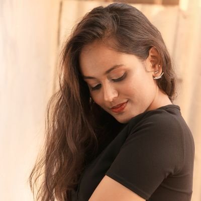 dhanalisurve's profile picture. Instagram N YouTube  @dhanalisurve