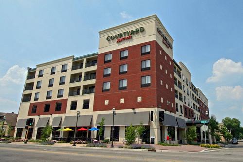 Courtyard by Marriott, Rochester MN, across the street from the renowned Saint Marys/Mayo Clinic.