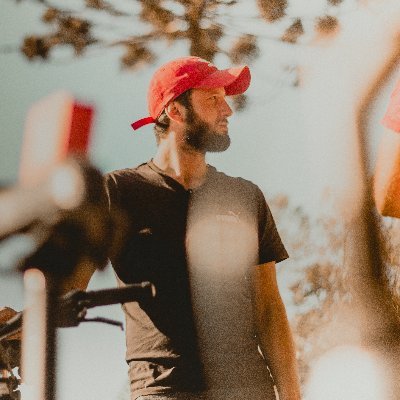 aronbezbatti's profile picture. .