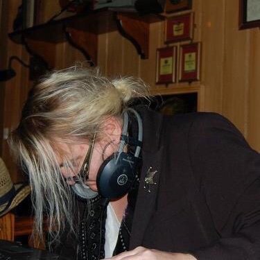 DjGamla's profile picture. Profesjonell DJ med navn: Dj Gamla. Spiller i både Norge og Sverige og i alle anledninger, som: bursdager, bryllup, firmafester, russefest, o.l.