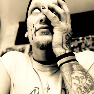 pr0j3ct_mayh3m's profile picture. ask julie where i am.