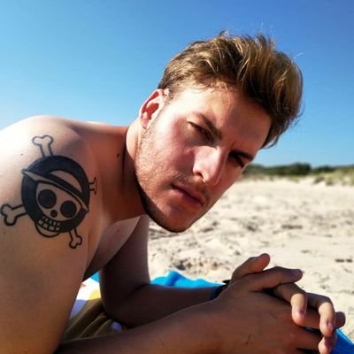 lgdavid94's profile picture. Pedagogo. A veces hago de bajista. Una tortuga dijo 'El hoy es un regalo, por eso se llama presente', y lo tomé como filosofía.