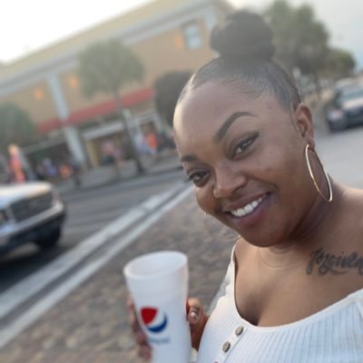 lindsayyyywhatt's profile picture. 