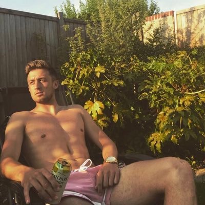 leanleni17's profile picture. 🎶 drinks beer but has a six pack 🎶