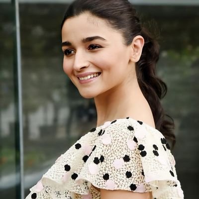 Alia bhatt born to be superstar 💥 queen 👑 of the million hearts 💕 her smile is the best smile in this world 🌎 i Stan and adore my queen 👑.   #alianators