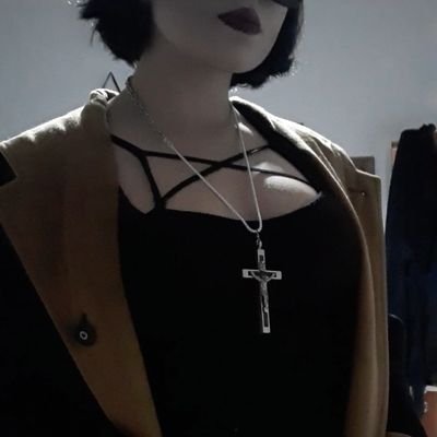 trad goth, bajista,terrible cara de culo, no tengo muchos amigos, 14 años