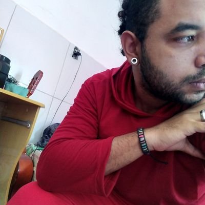 Quando se olha muito tempo para um abismo,  o abismo olha pra você.  (ya soshla s uma-ma)