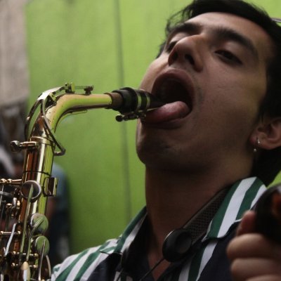 Saxofoneando, en la casa, en el hotel, en la street. 24/7. Siempre a full.