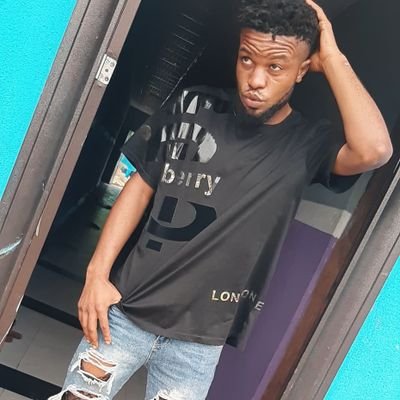music artist💯🎶
love traveling✈️🚄
man United 4life👿
speak English nd french🇳🇬🇫🇷
love positive vibes❤️🖤