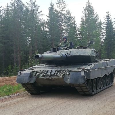 Dosentti, prikaatin komentaja. Twiitit omia.
Docent, Brigade commander.