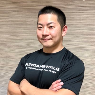 膝痛ランナーの味方！ あなたを膝痛ランナー⇨膝軽快ランナーへ！ ・パーソナルトレーナー ・NSCA-CSCS, CPT ・現役アメリカンフットボールプレイヤー