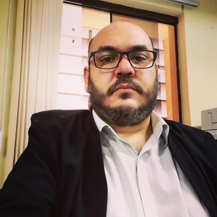 Periodista de profesión, locutor por obsesión y músico, amante a la antigua...