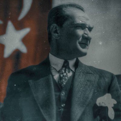 1994 dogumlu Pariste yasayan biriyim, soyum Oguz Turku ve tarihte ki tum Turk atalarima saygim sonsuz.
