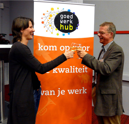Laagdrempelige ontmoetingsplek voor professionals publieke dienstverlening voor nieuwe verbindingen tussen werkvloer managers bestuurderspolitiek en wetenschap