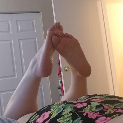 Female🍍 27🍓Size 8🍒
I have a full time job so I don't always reply to DMs right away🍑 I sell feet and only feet👣 Feel free to make a request😋