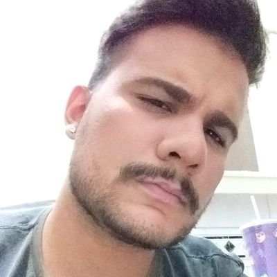 quer se achar enfia um peixe no c* e sai por ai falando que é uma sereia fofa