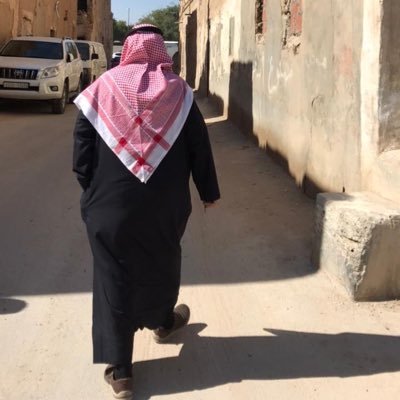 يقول الشاعر طاهرزمخشري رحمه الله: أبكي وأضحك والحالات واحدة أطوي عليها فؤاداً شقة الألم فإن رأيت دموعي وهي ضاحكة فالدمع من زحمة الآلام يبتسم.