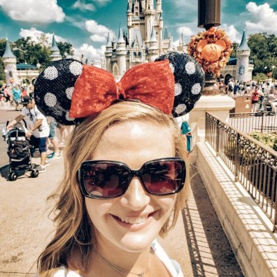 #MOMtrepreneur 🏰 #DisneyMagic enthusiast * Disney travel pro #DisneyMom 
I help people plan their *ideal* #Disney vacations 🎆 (& i do it for free 😉)