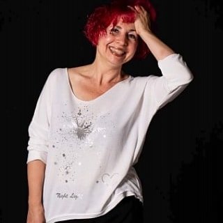 https://t.co/OVgLTTOCTT
Autora de En Tierra de Fuego ganadora del Premio Internacional de Novela HQÑ.
Otras obras Los Trenes del Azúcar y Mi Acorde Secreto