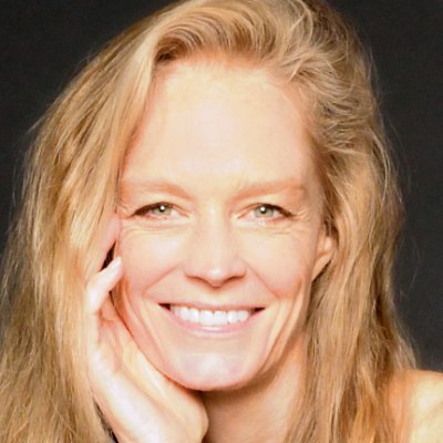 Suzy Amis Cameron