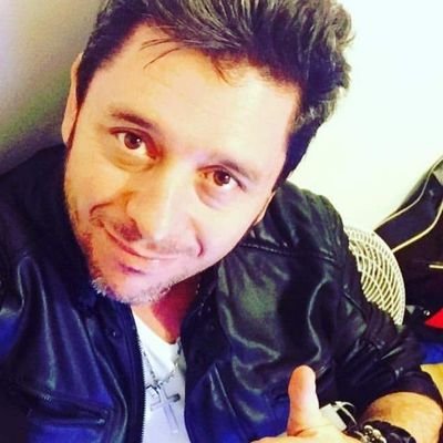 AdriLobo2's profile picture. Não olhe para trás você não vai naquela direção.