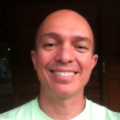 Engenheiro Civil, Bancário, Pós graduado em Administração Financeira e Mercado de Capitais e Triatleta amador