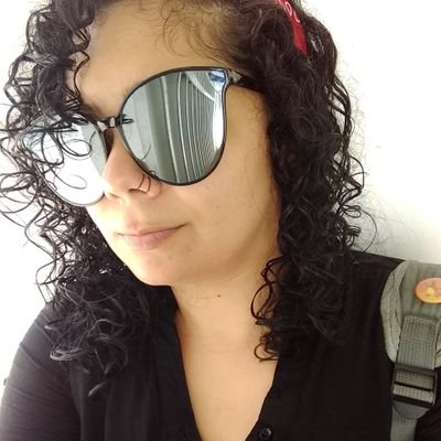 Bióloga em tempo integral, psicopata socialmente ajustada, curiosa por natureza, desligada por opção...