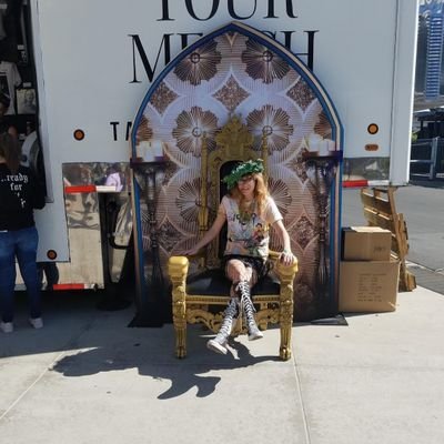I love Taylor Swift I've seen her live X20 times. I would love to meet Taylor been a fan since she started out.
haven't met taylor
lover fest la night 1
pit