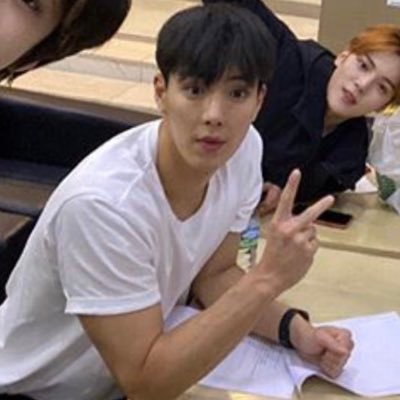 siawstelllll's profile picture. shownu can’t run in circles and I can’t draw straight lines