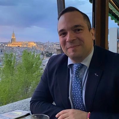 Abogado, miembro de la Junta de Gobierno del ICA TOLEDO, español y madridista.