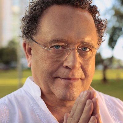 Psicoterapeuta, com formação na Alemanha, Índia, USA e Brasil.
Atendo online. Agende sua consulta através do (62) 99698-2012
