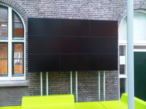 Het interactieve scherm houdt studenten op de hoogte van de laatste ditjes en datjes over het CMI-instituut van Hogeschool Rotterdam. Stel ook gerust vragen!
