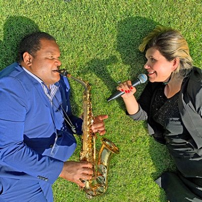 We are a couple of Brazilian musicians living in Portugal. Beatriz De Luca is singer and conductor, and Elias Borges is saxophonist, clarinetist and flautist.