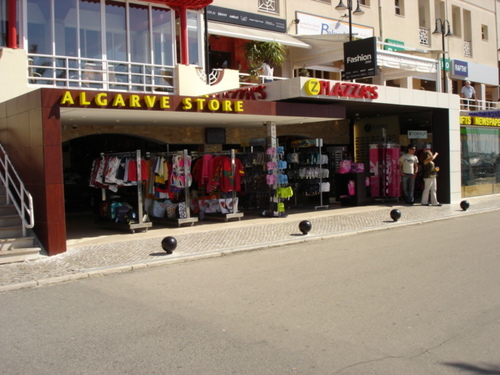 Plazzas - Algarve Store, Um espaço moderno de elevado padrão localizado na frente de agua da Marina de Vilamoura. Bikinis calçoes chinelos prendas ...