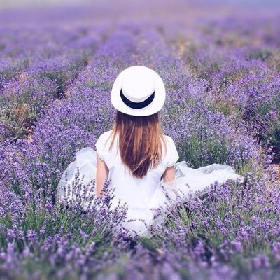 ابنه لـ أب يصمت الكون لروعته ولأعظم أم.