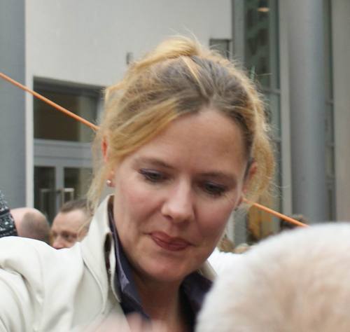 Mevola Benelux, https://t.co/a2fVx9WtbF Stemacteur cabaret liefhebber, paardrijden, golf